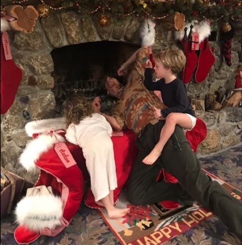 Liv Tyler: “Papa Steven making sure all is clear for Santa”